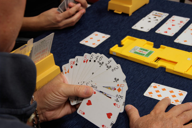 tavolo da bridge con carte da gioco